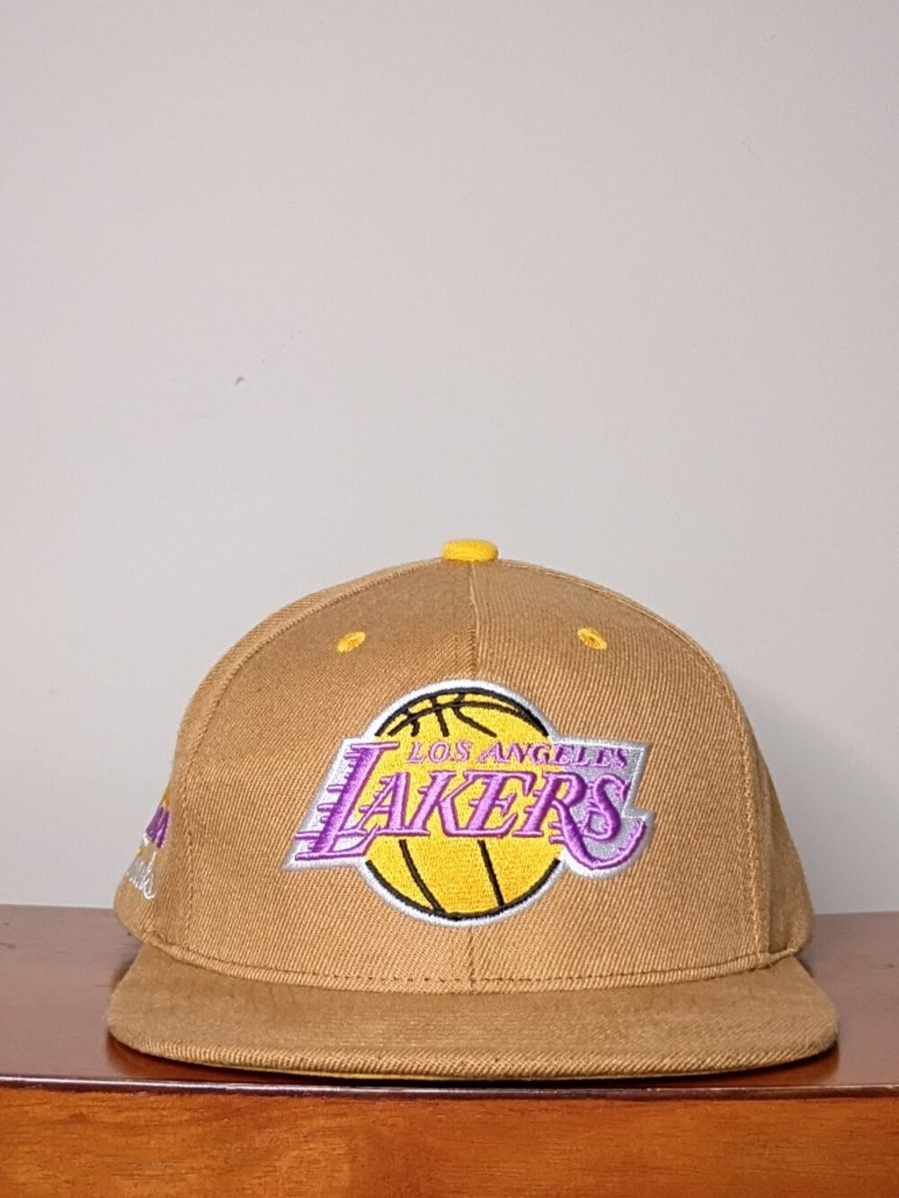 💜💛 Los Angeles Lakers Snapback – Tan / Purple & Yellow – Unique Retro Style 🏀